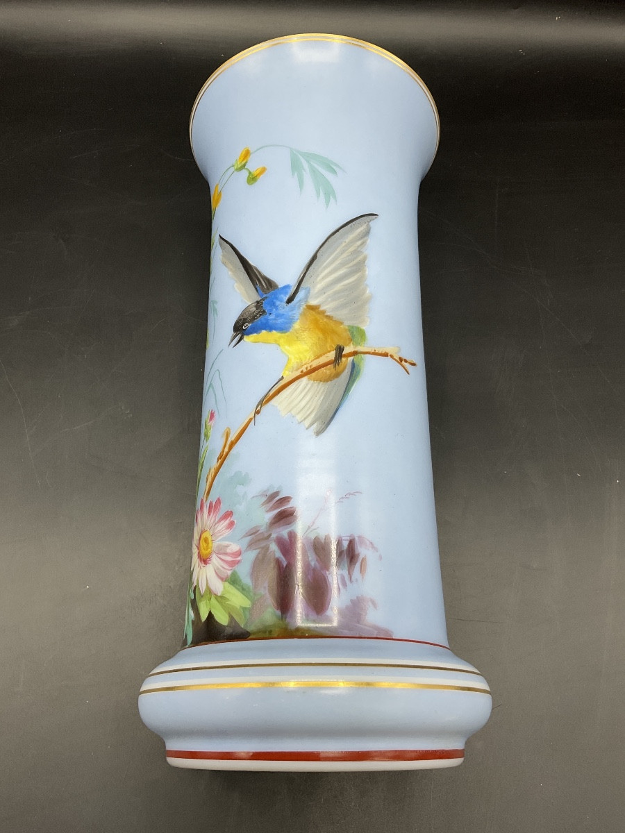 Vase en opaline polychrome cristallerie de baccarat à décor d’un oiseau et d’un massif floral.-photo-2