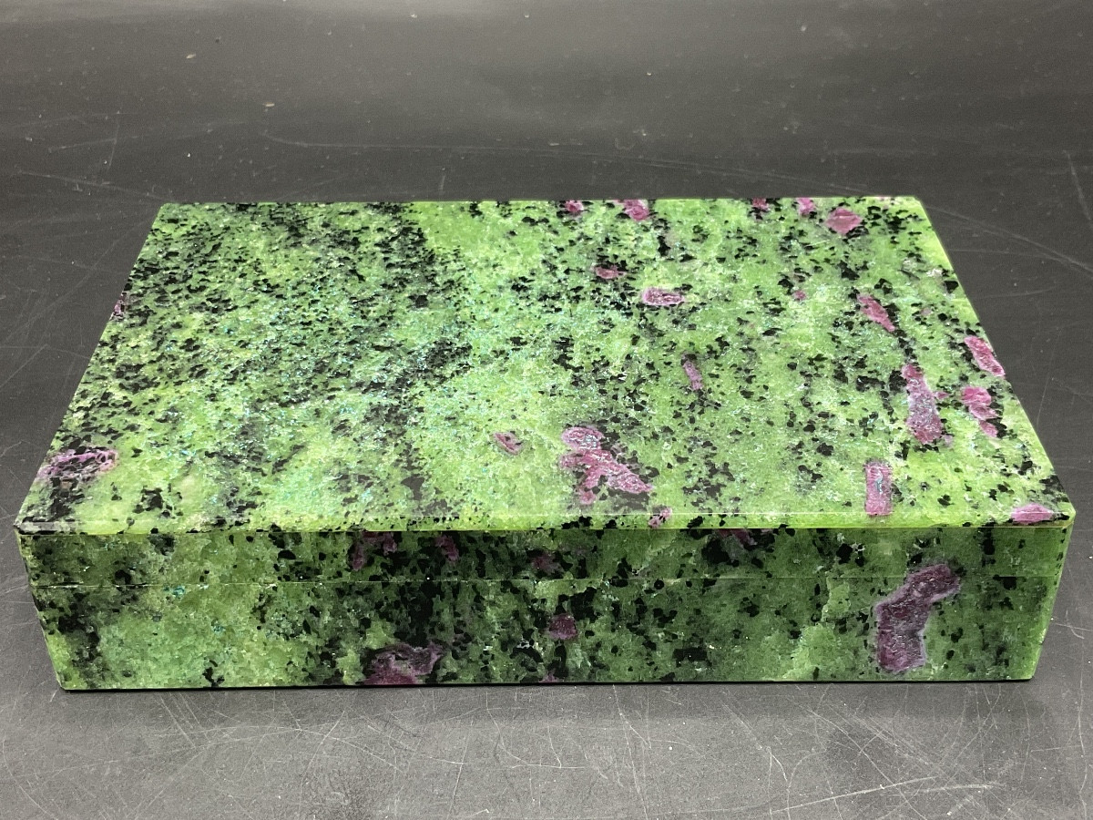 Coffret rectangulaire en pierre dure de rubis zoïsite à charnières en argent vermeil.-photo-2