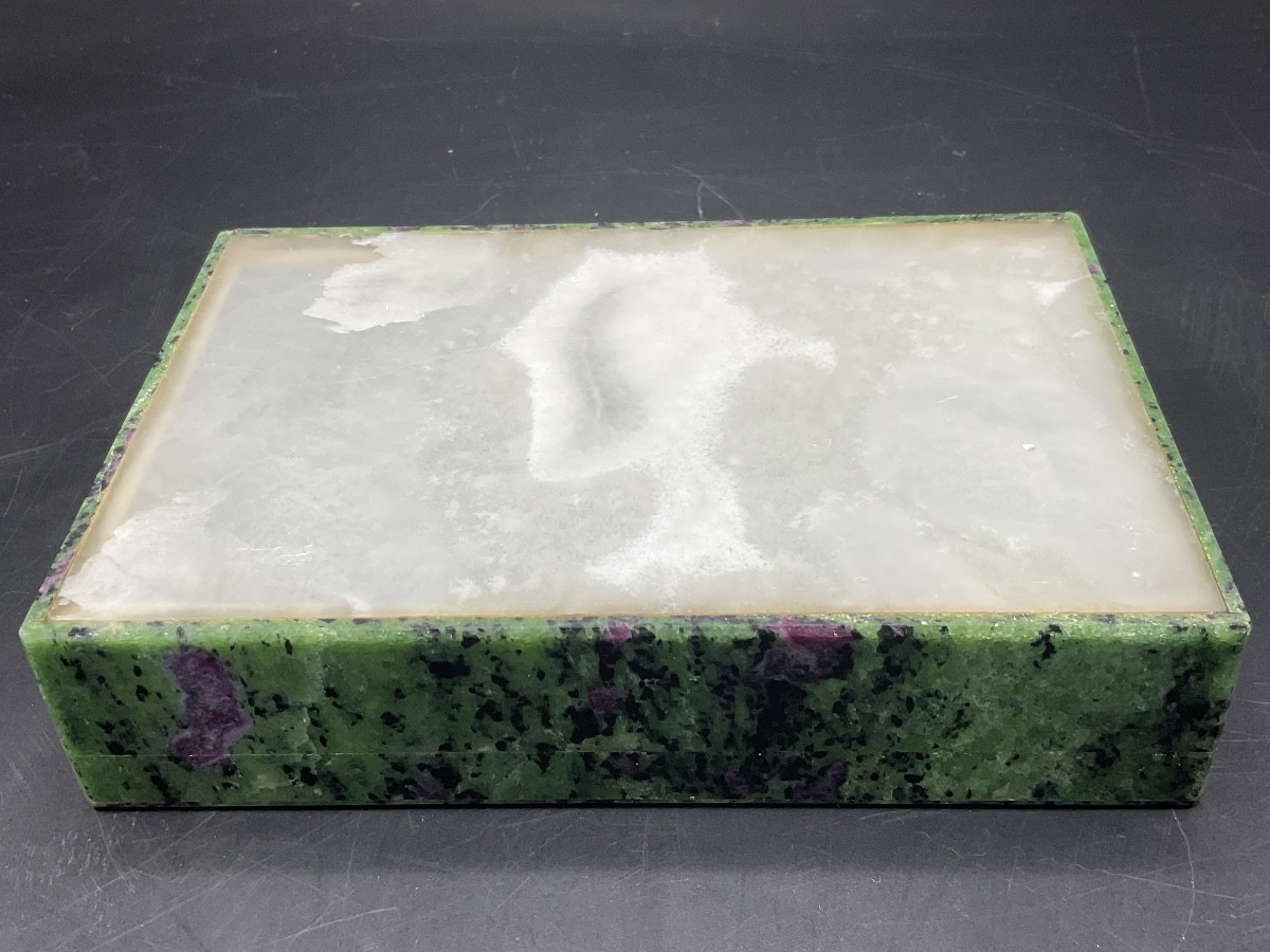 Coffret rectangulaire en pierre dure de rubis zoïsite à charnières en argent vermeil.-photo-4