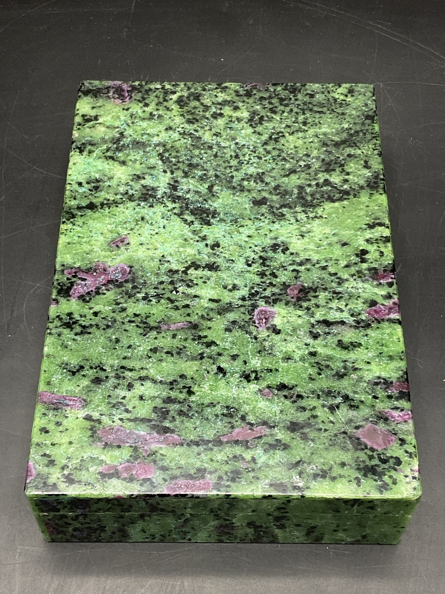 Coffret rectangulaire en pierre dure de rubis zoïsite à charnières en argent vermeil.-photo-2