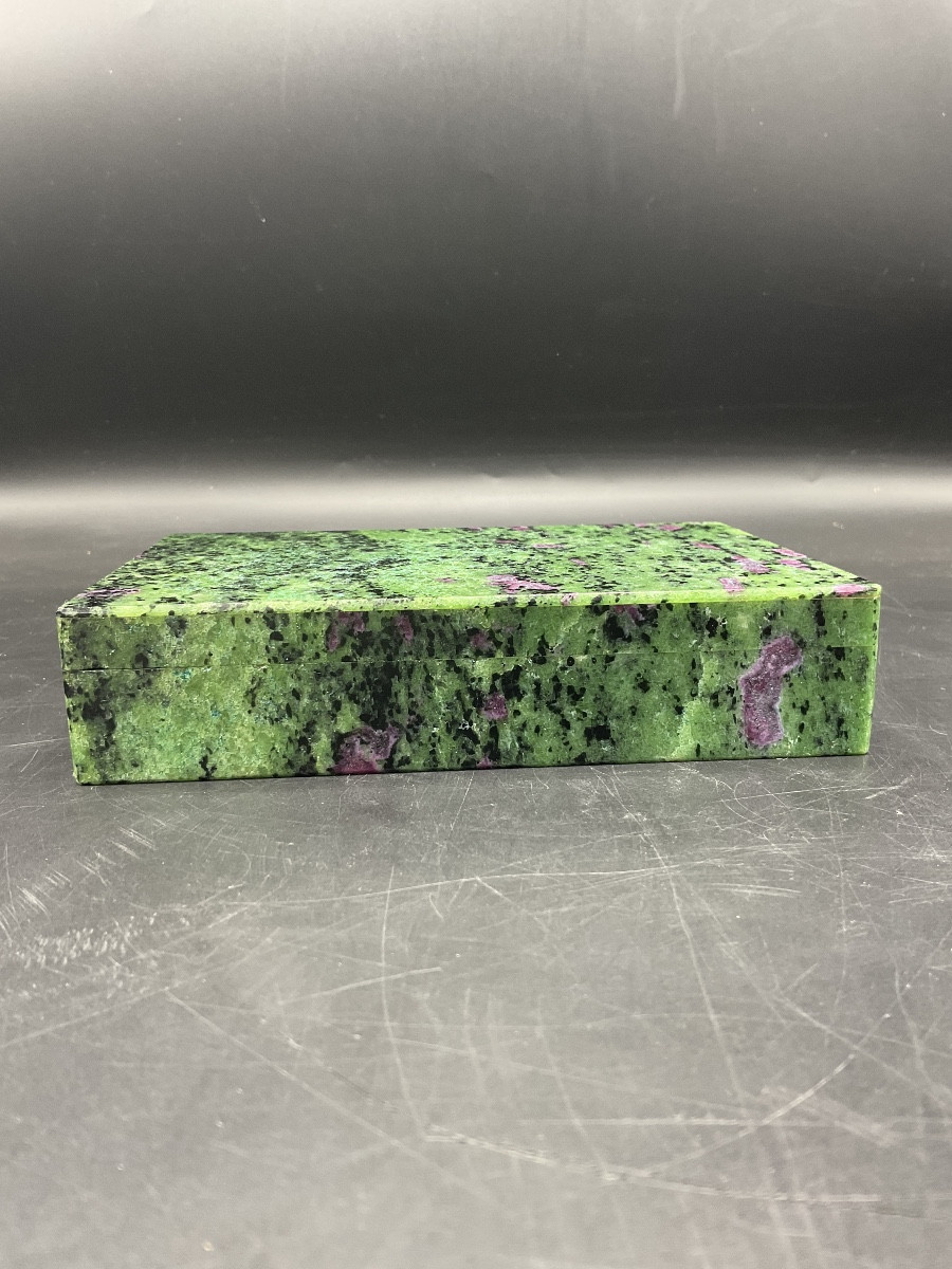 Coffret rectangulaire en pierre dure de rubis zoïsite à charnières en argent vermeil.-photo-4