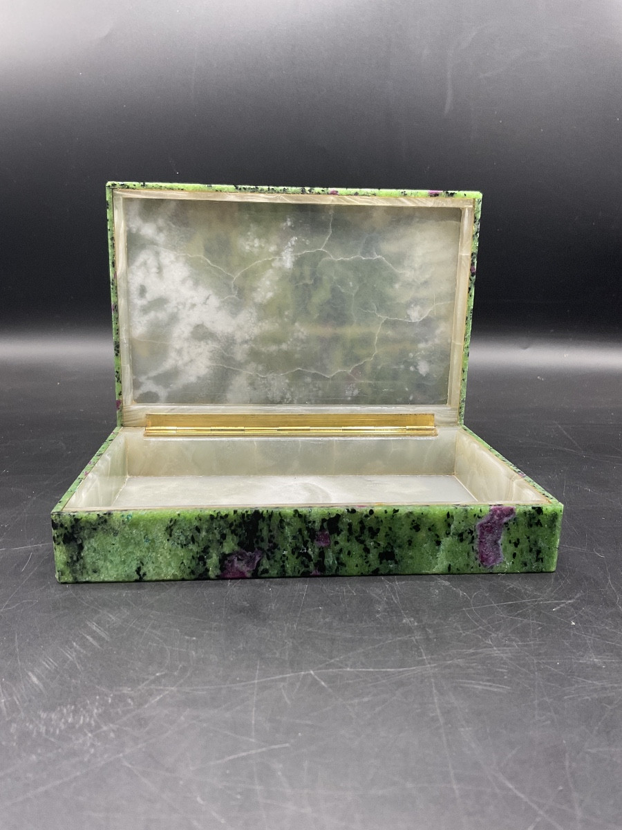 Coffret rectangulaire en pierre dure de rubis zoïsite à charnières en argent vermeil.-photo-7
