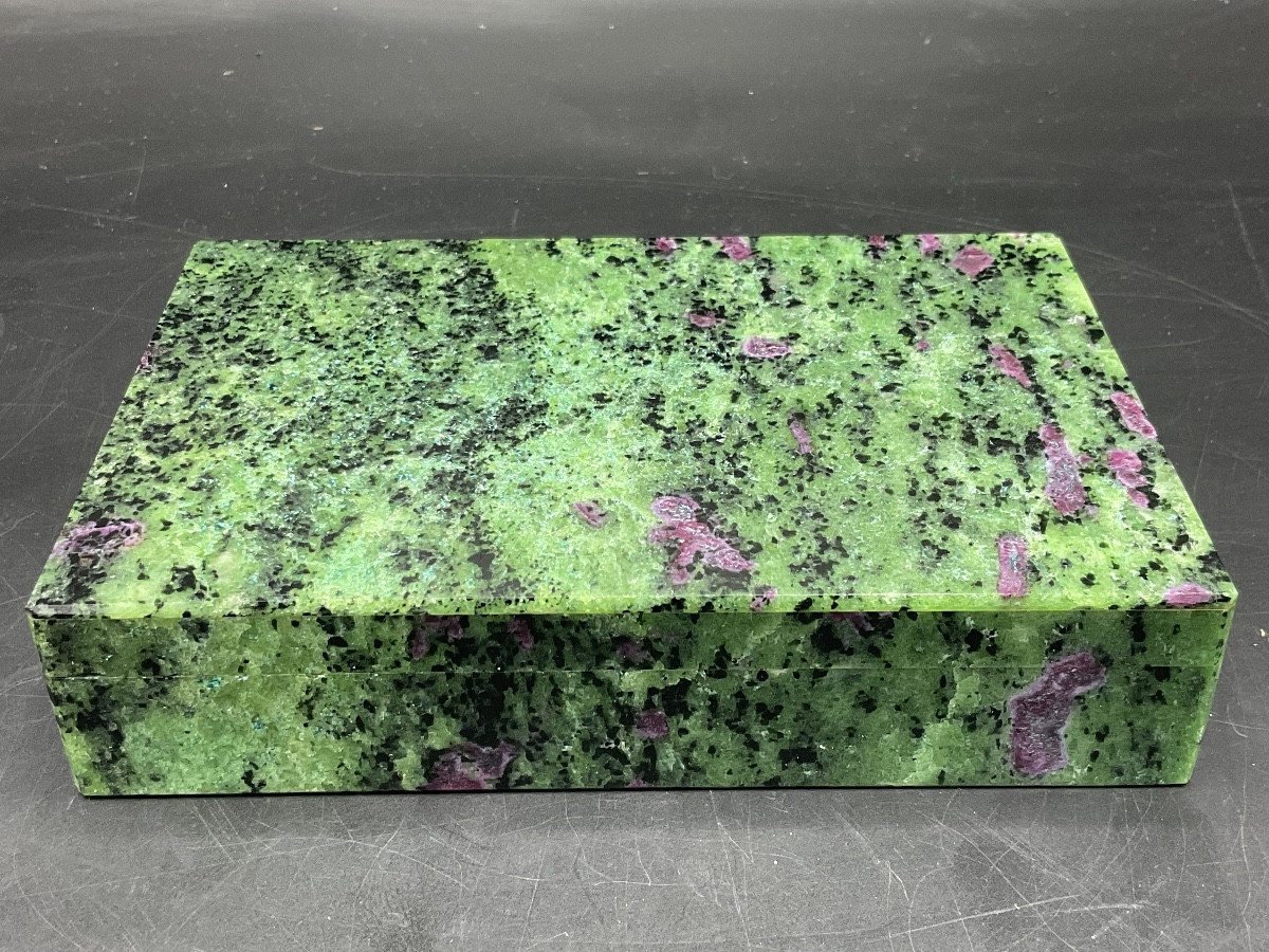 Coffret rectangulaire en pierre dure de rubis zoïsite à charnières en argent vermeil.