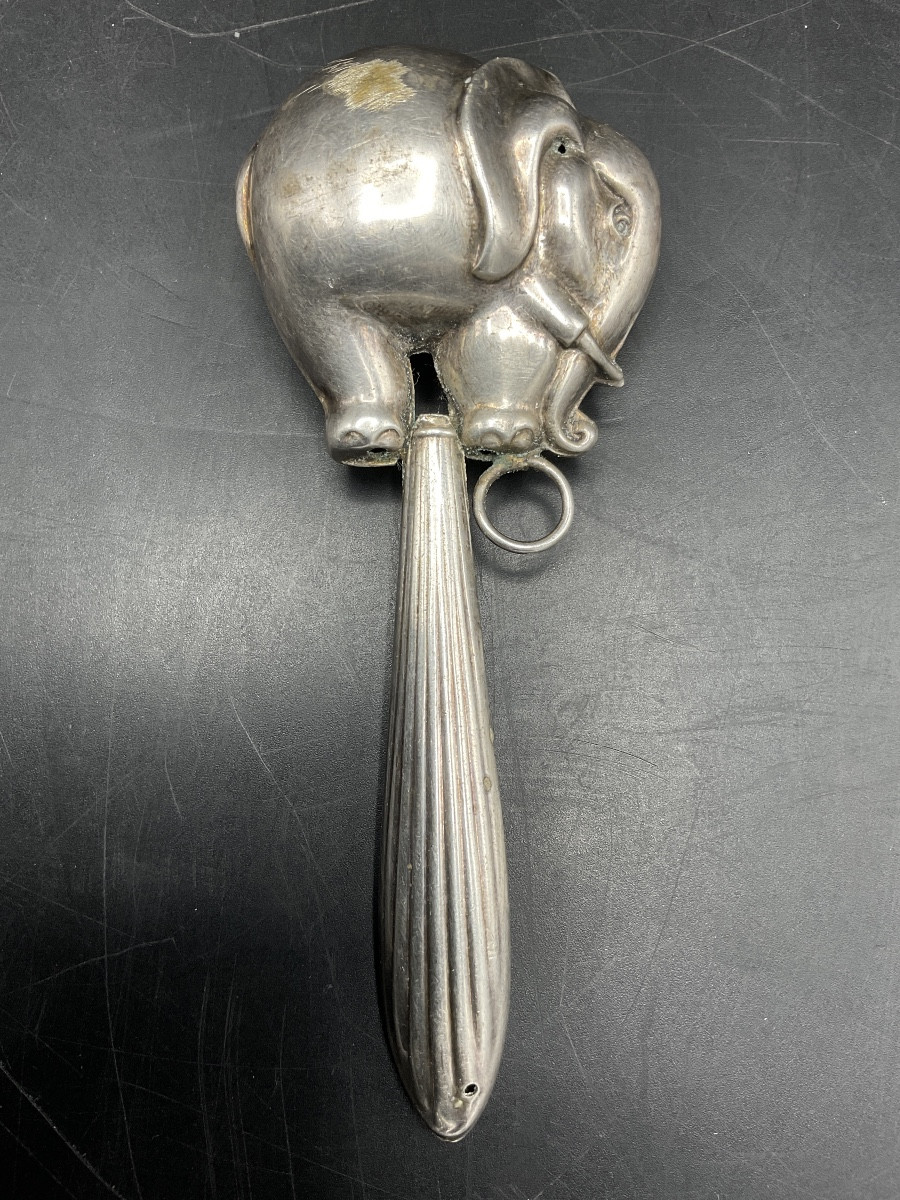 Hochet de bébé en métal argenté représentant un éléphant avec un manche strié.-photo-3