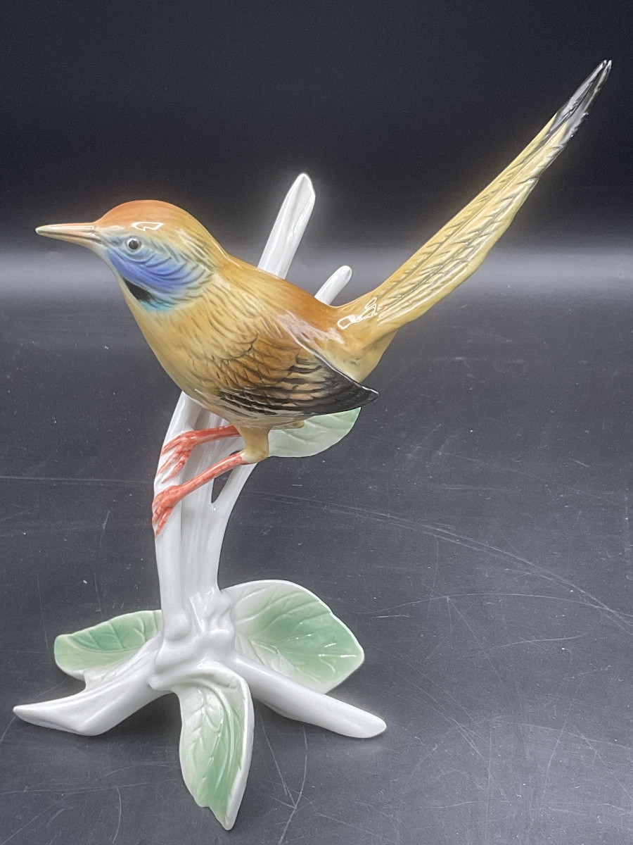 Fauvette couturière à longue queue perché sur un branche en porcelaine polychrome de Karl Ens.-photo-2