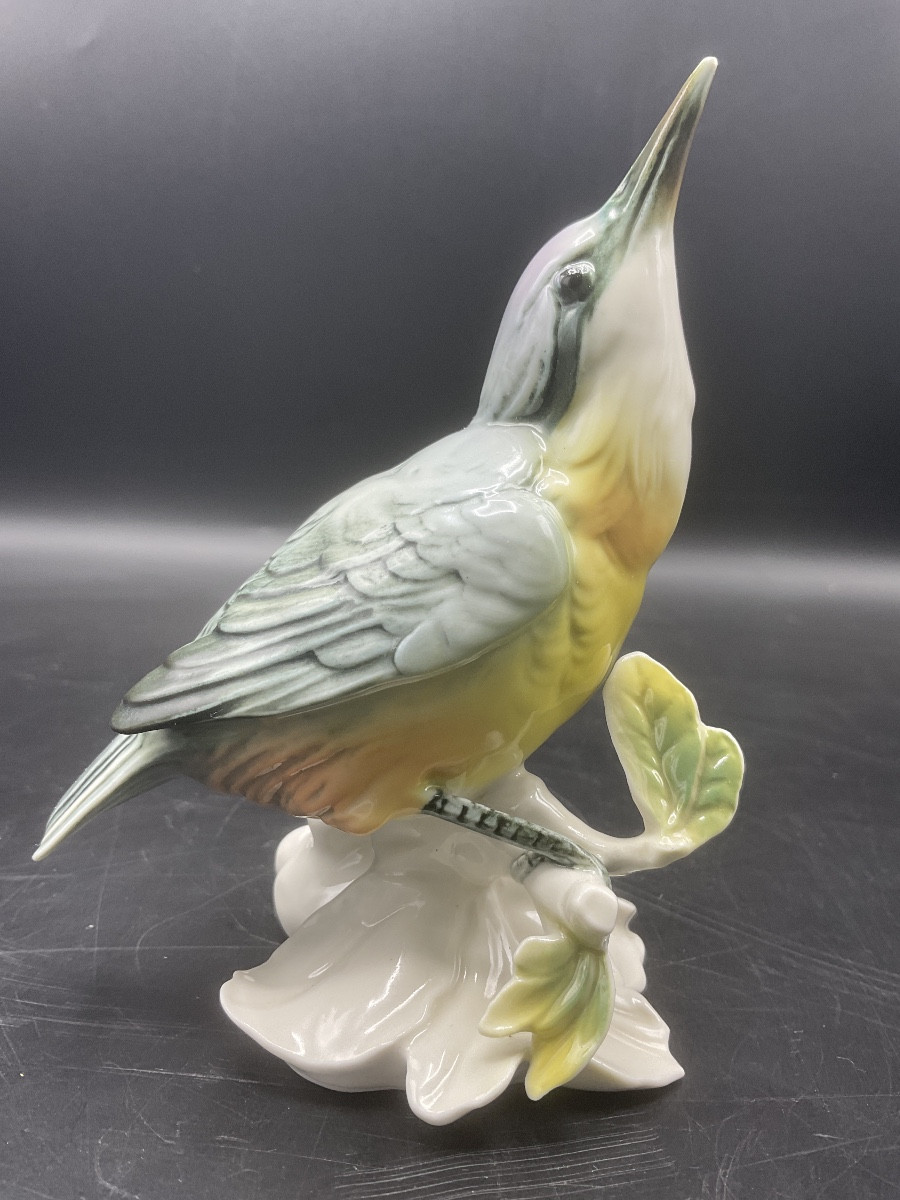 Sittelle torchepot perché sur une branche en porcelaine coloré de la manufacture de Karl Ens.-photo-2