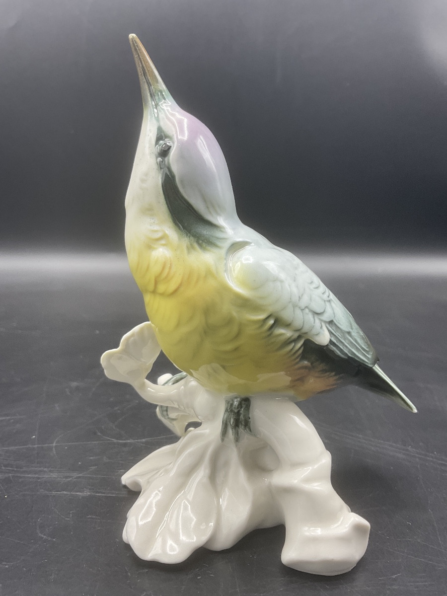 Sittelle torchepot perché sur une branche en porcelaine coloré de la manufacture de Karl Ens.-photo-3