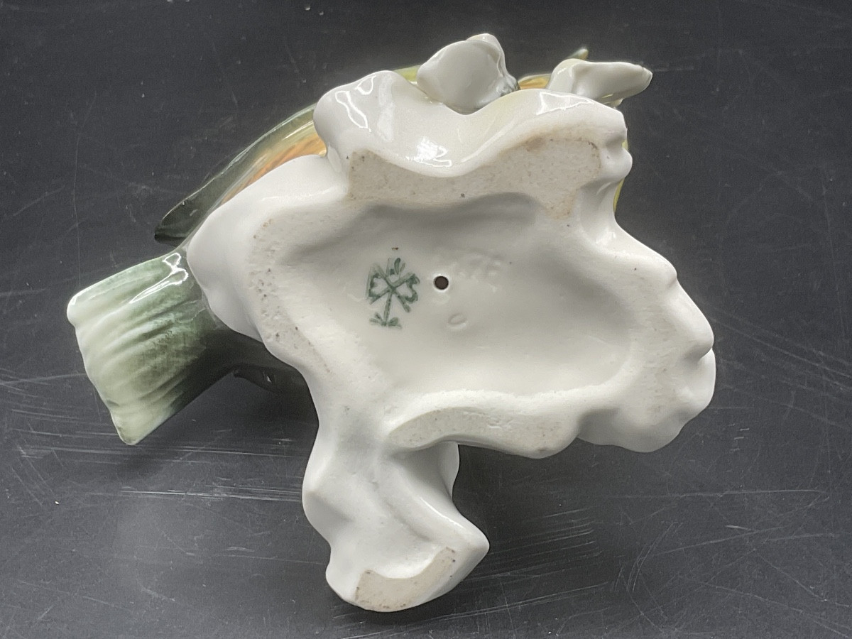 Sittelle torchepot perché sur une branche en porcelaine coloré de la manufacture de Karl Ens.-photo-4