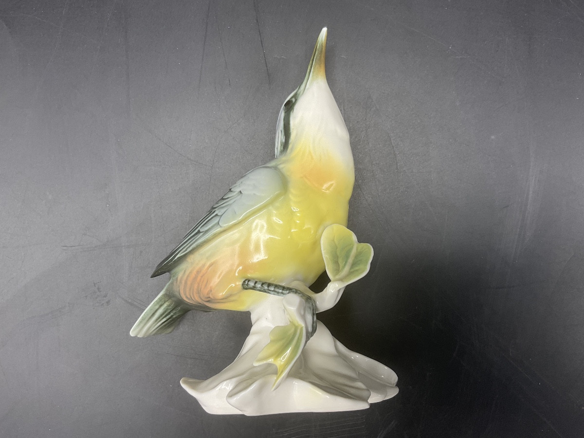 Sittelle torchepot perché sur une branche en porcelaine coloré de la manufacture de Karl Ens.-photo-1