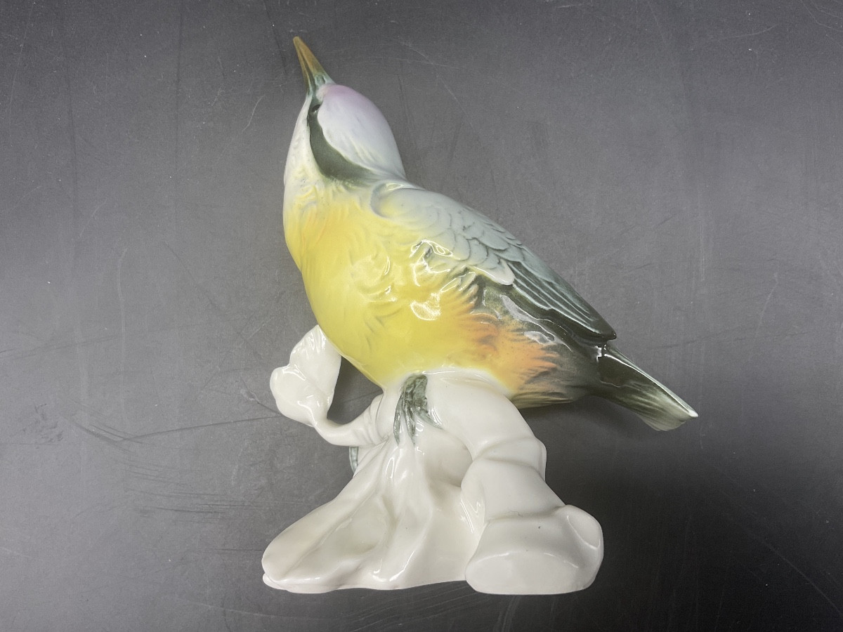 Sittelle torchepot perché sur une branche en porcelaine coloré de la manufacture de Karl Ens.-photo-3