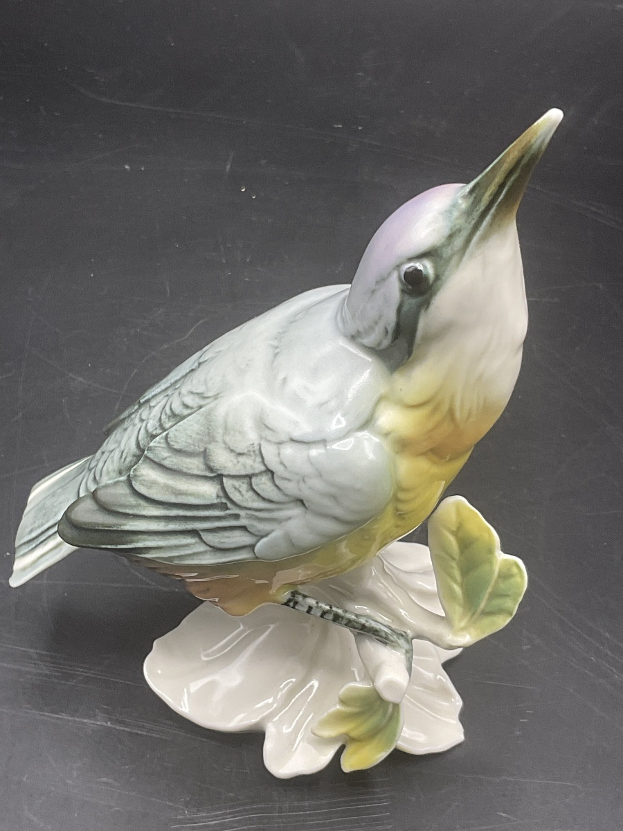 Sittelle torchepot perché sur une branche en porcelaine coloré de la manufacture de Karl Ens.-photo-6