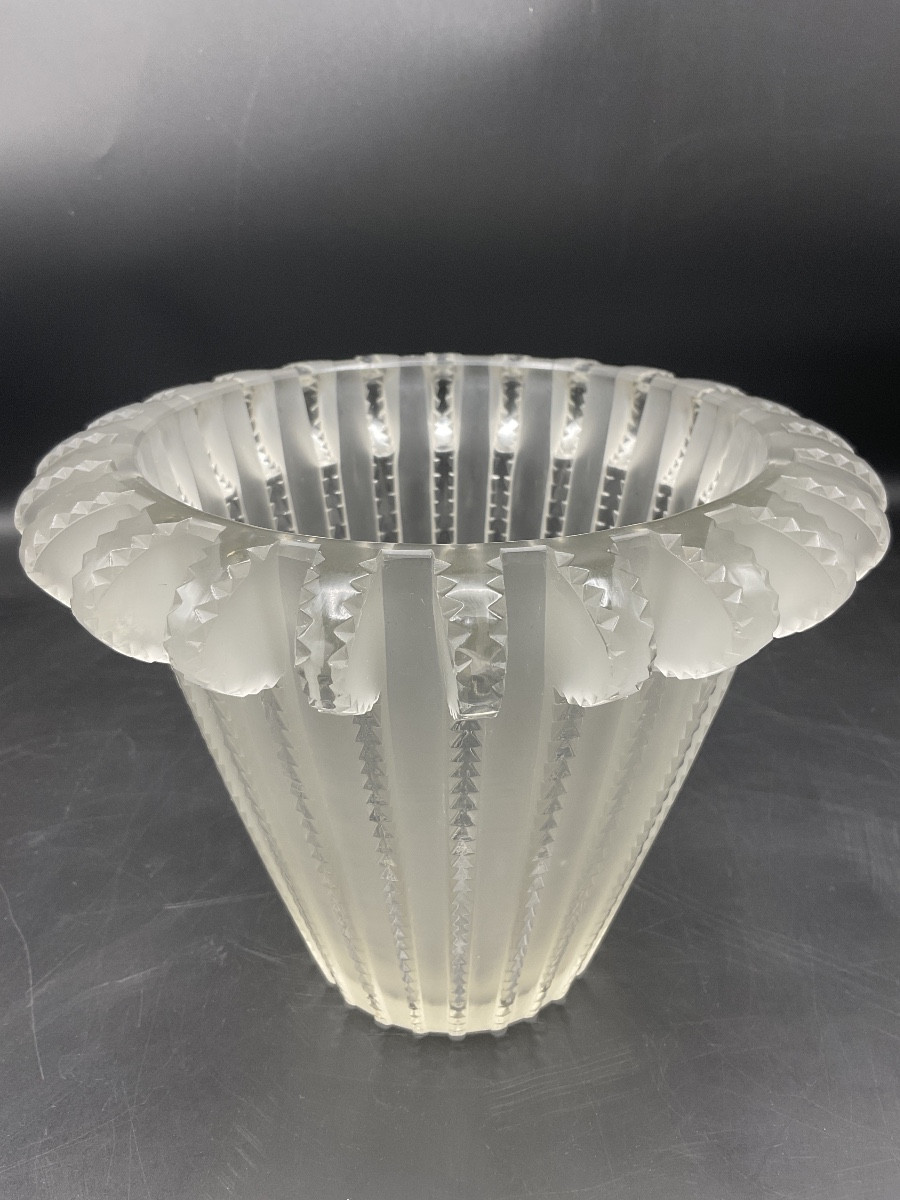 Vase lalique france de forme conique modèle royat en cristal clair et dépoli.