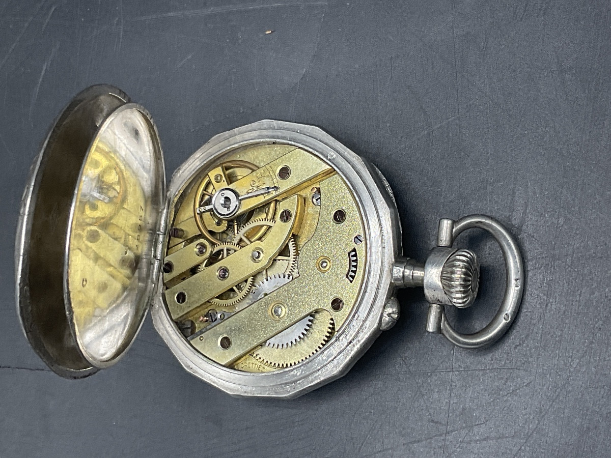 Montre gousset ou de poche en argent massif à décor guilloché de rinceaux florales et d’écusson-photo-8