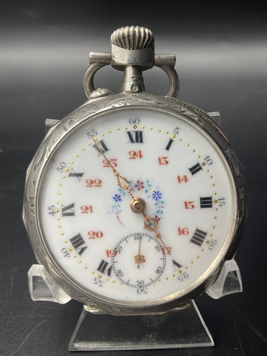 Montre gousset ou de poche en argent massif à décor guilloché de rinceaux florales et d’écusson