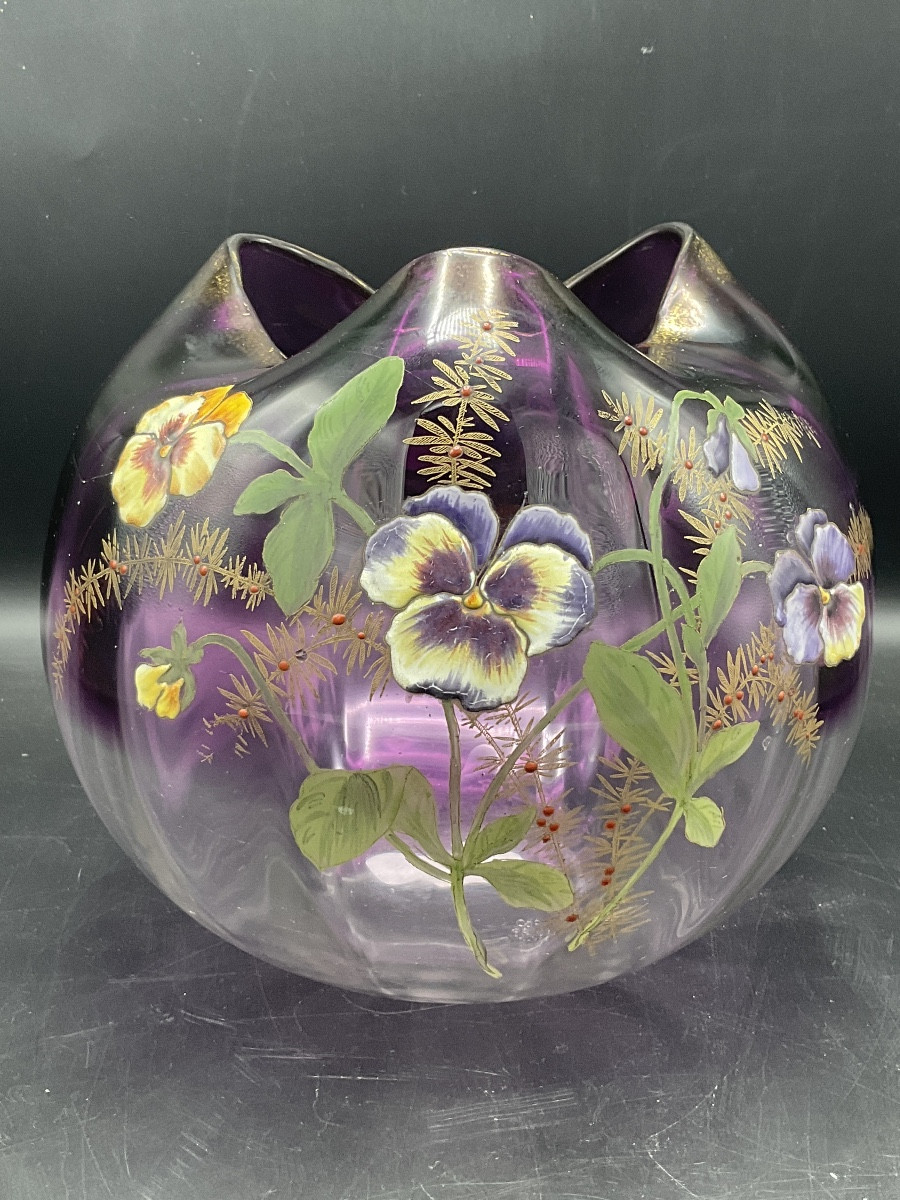 Vase boule Legras facetté en cristal clair dégradé violet émaillé à décor tournant aux pensées 