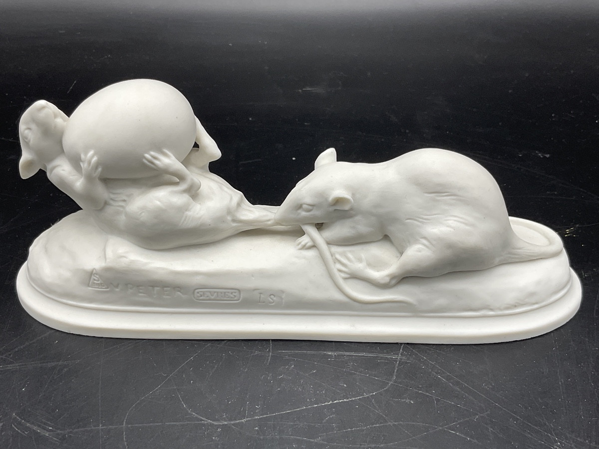 Biscuit de la manufacture de Sèvres représentant deux souris jouant avec un œuf signé V. Peter.-photo-2