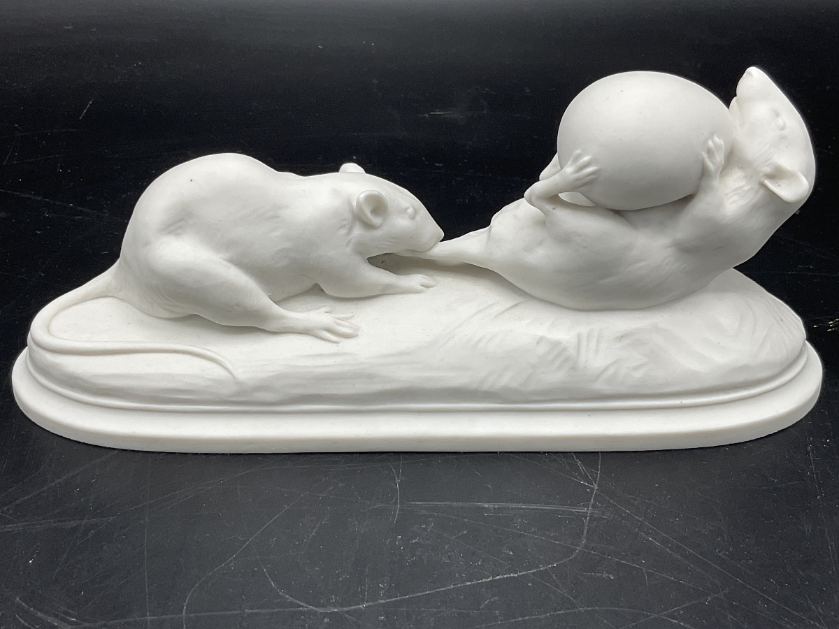 Biscuit de la manufacture de Sèvres représentant deux souris jouant avec un œuf signé V. Peter.-photo-3