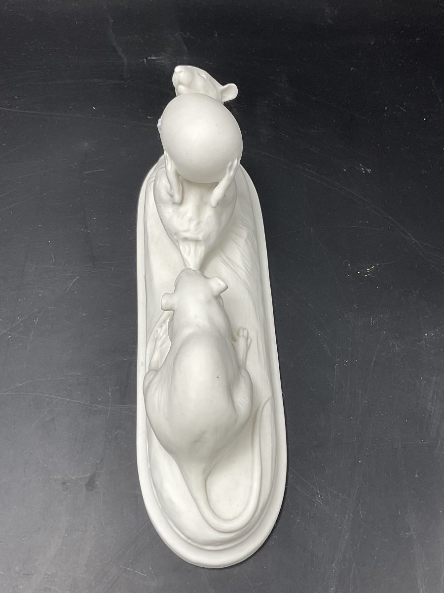 Biscuit de la manufacture de Sèvres représentant deux souris jouant avec un œuf signé V. Peter.-photo-4