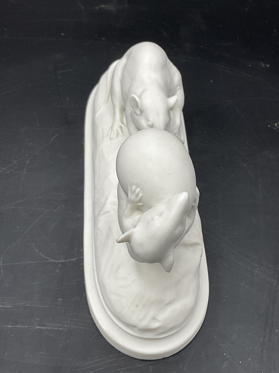 Biscuit de la manufacture de Sèvres représentant deux souris jouant avec un œuf signé V. Peter.-photo-1