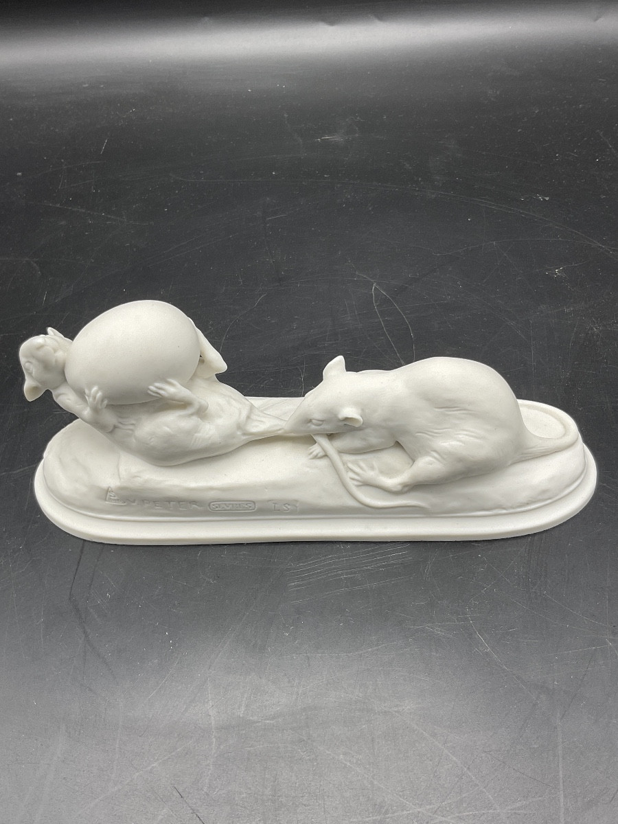Biscuit de la manufacture de Sèvres représentant deux souris jouant avec un œuf signé V. Peter.-photo-7