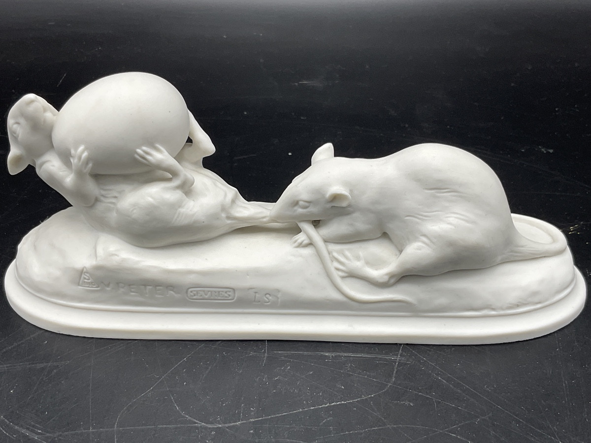 Biscuit de la manufacture de Sèvres représentant deux souris jouant avec un œuf signé V. Peter.