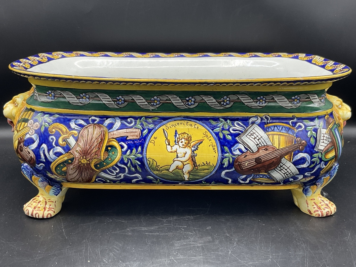Jardinière en faïence de Gien polychrome de forme ventru rectangulaire à riche décor trofei