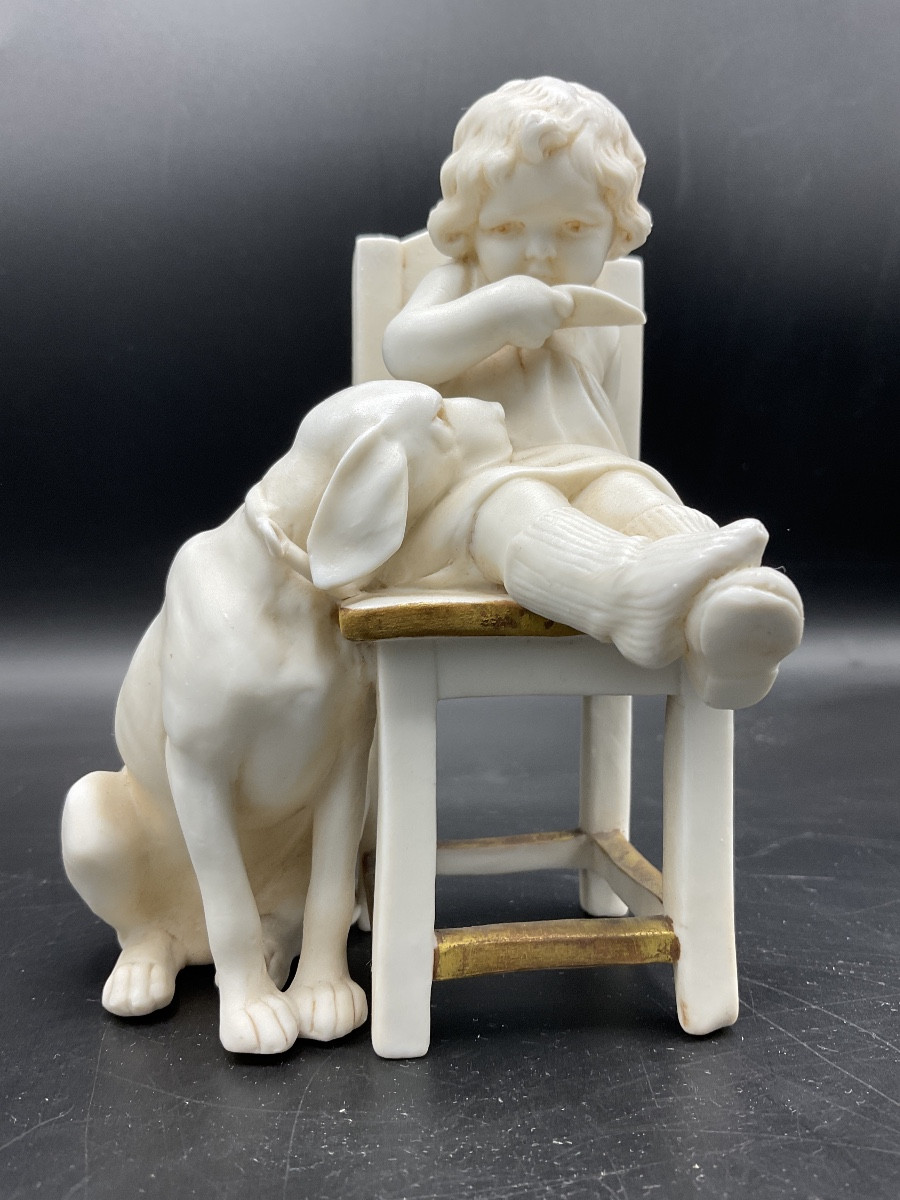 Biscuit de la manufacture Müller représentant une fillette assise sur une chaise avec un chien.-photo-2