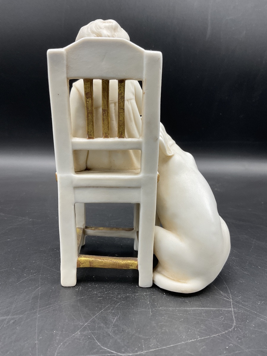 Biscuit de la manufacture Müller représentant une fillette assise sur une chaise avec un chien.-photo-3