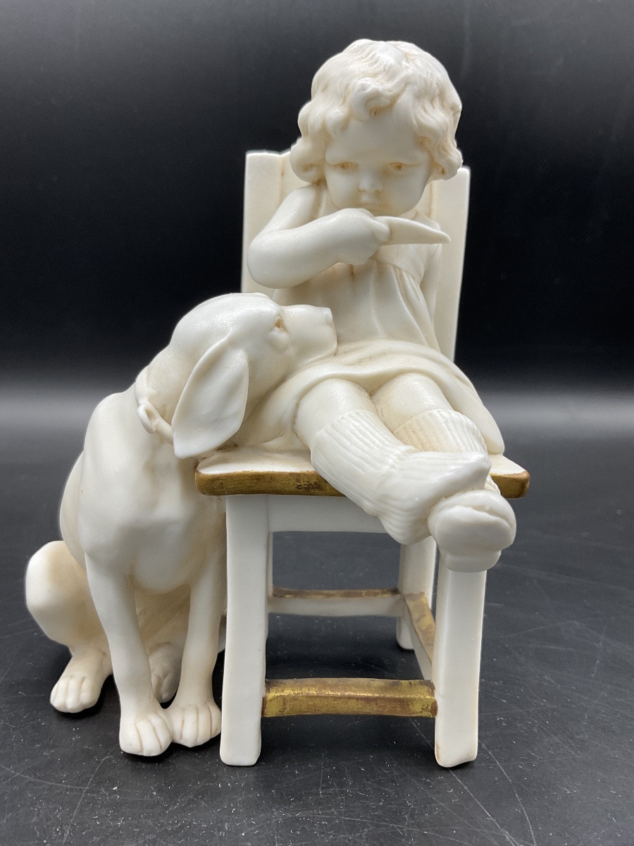 Biscuit de la manufacture Müller représentant une fillette assise sur une chaise avec un chien.-photo-1
