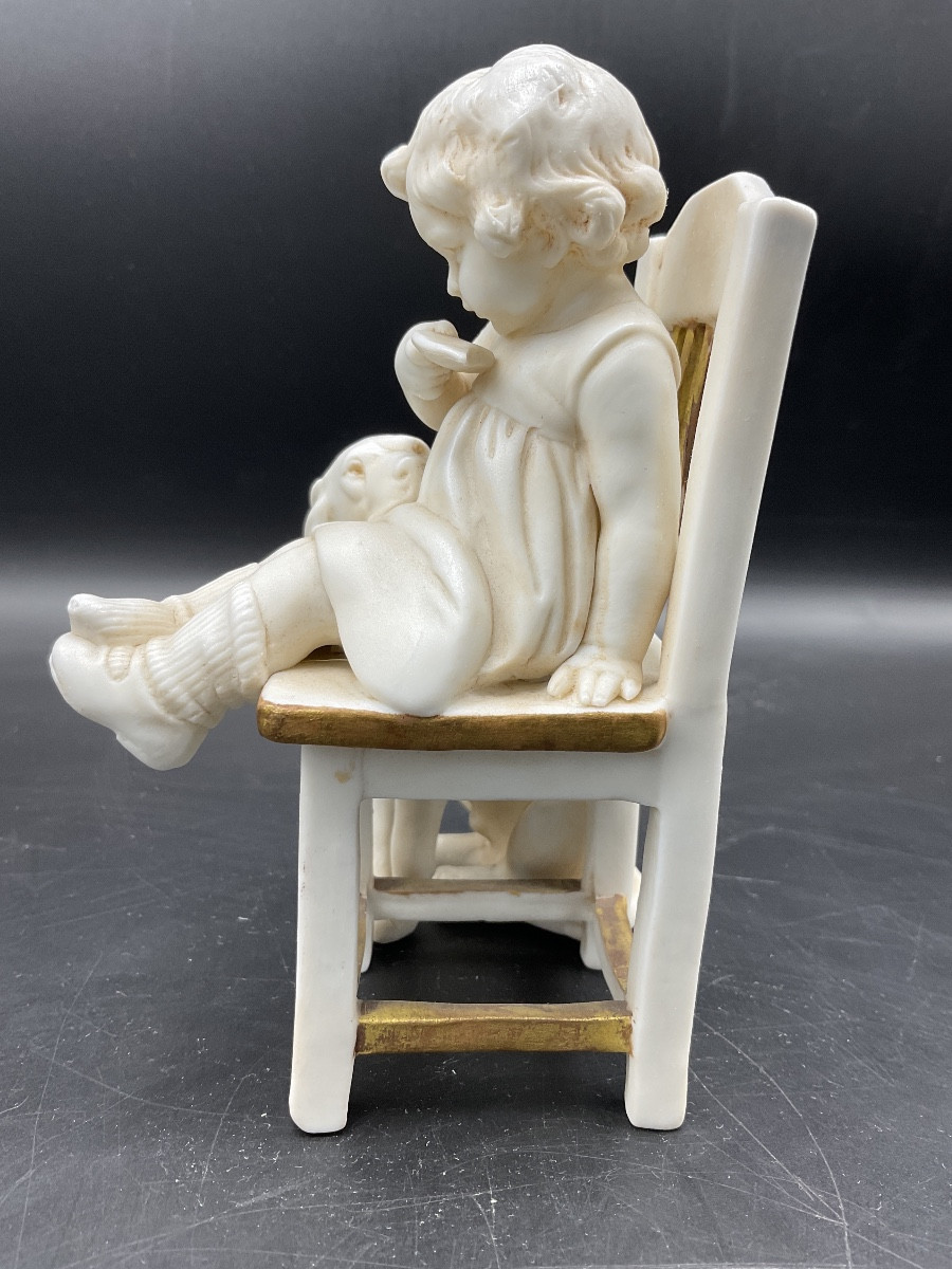 Biscuit de la manufacture Müller représentant une fillette assise sur une chaise avec un chien.-photo-2