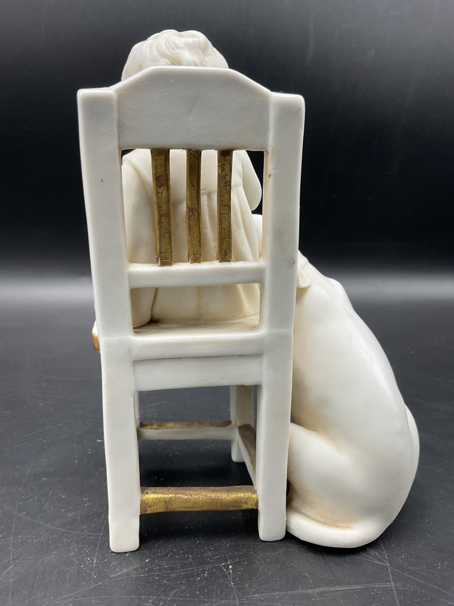 Biscuit de la manufacture Müller représentant une fillette assise sur une chaise avec un chien.-photo-3
