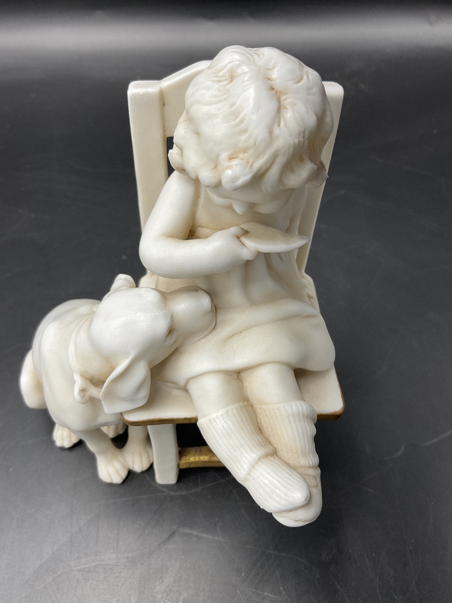 Biscuit de la manufacture Müller représentant une fillette assise sur une chaise avec un chien.-photo-5
