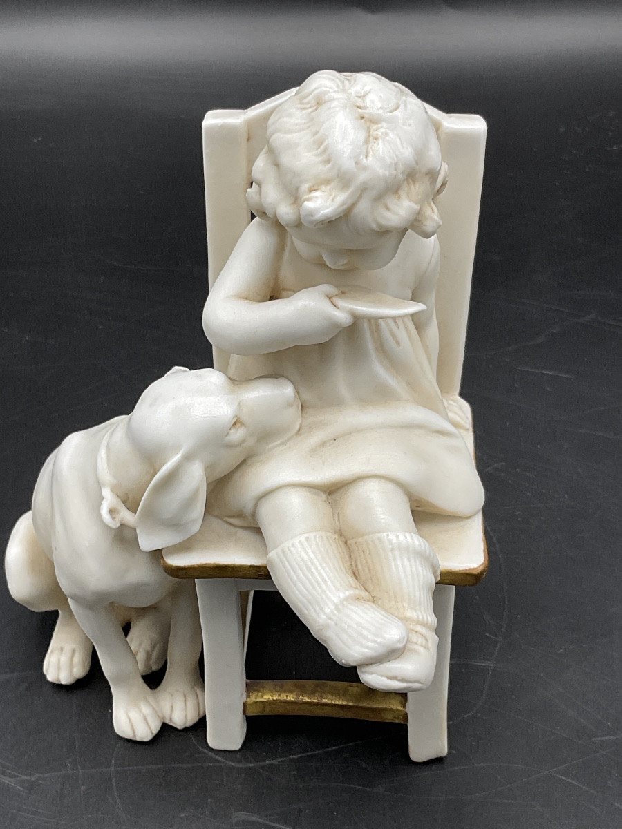 Biscuit de la manufacture Müller représentant une fillette assise sur une chaise avec un chien.-photo-6