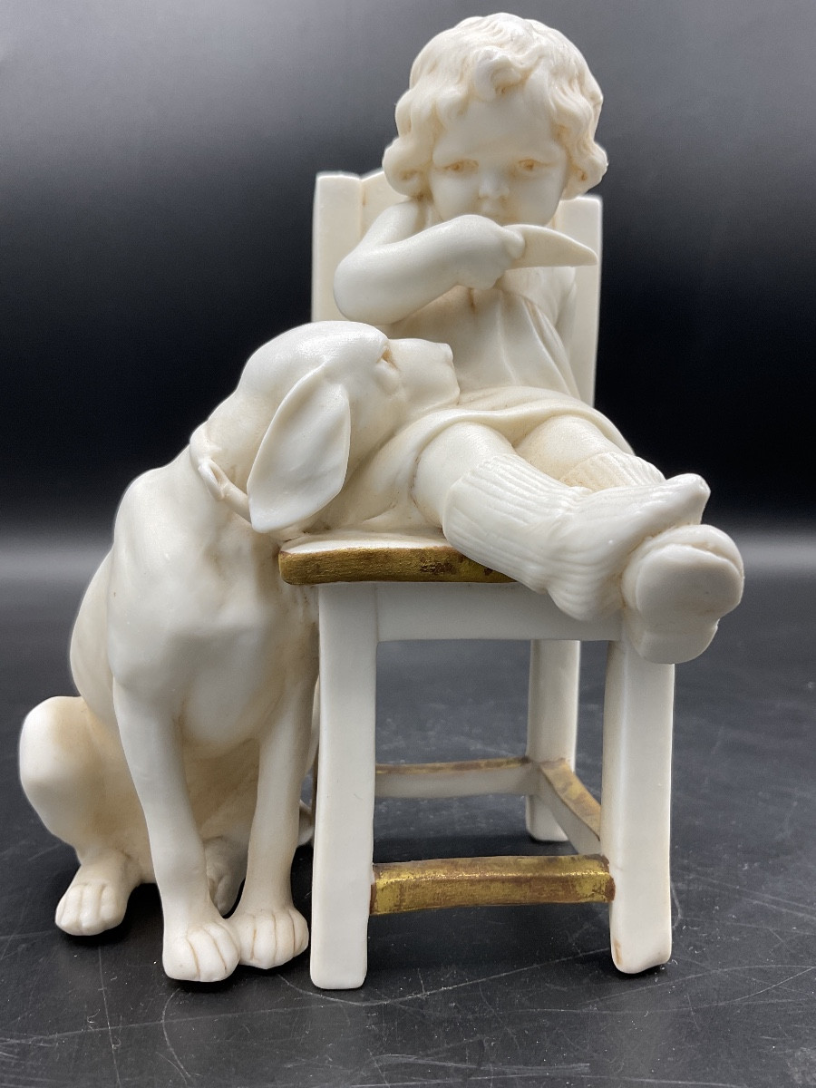 Biscuit de la manufacture Müller représentant une fillette assise sur une chaise avec un chien.-photo-7