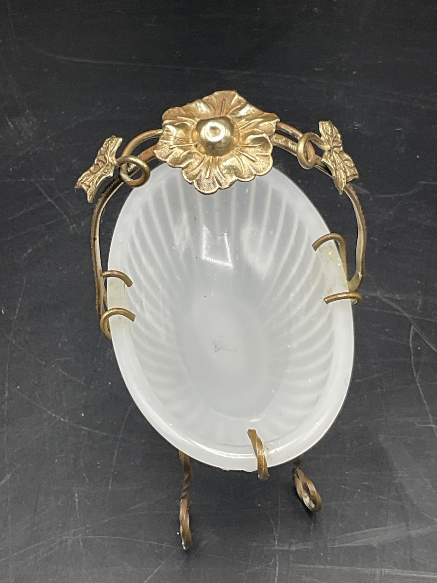Baguier en forme de panier en opaline blanche godronnée et sa monture torsadée en laiton dorée.-photo-3