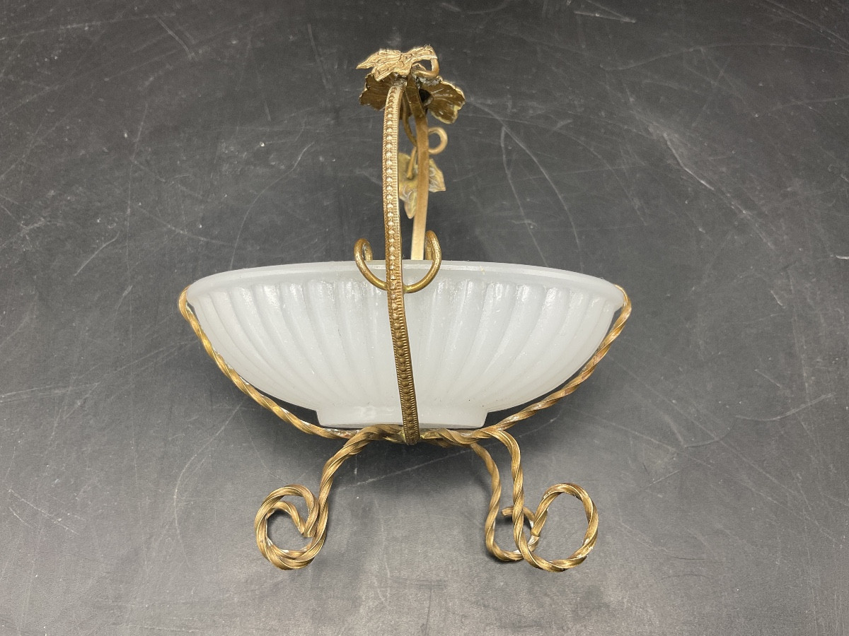 Baguier en forme de panier en opaline blanche godronnée et sa monture torsadée en laiton dorée.-photo-3
