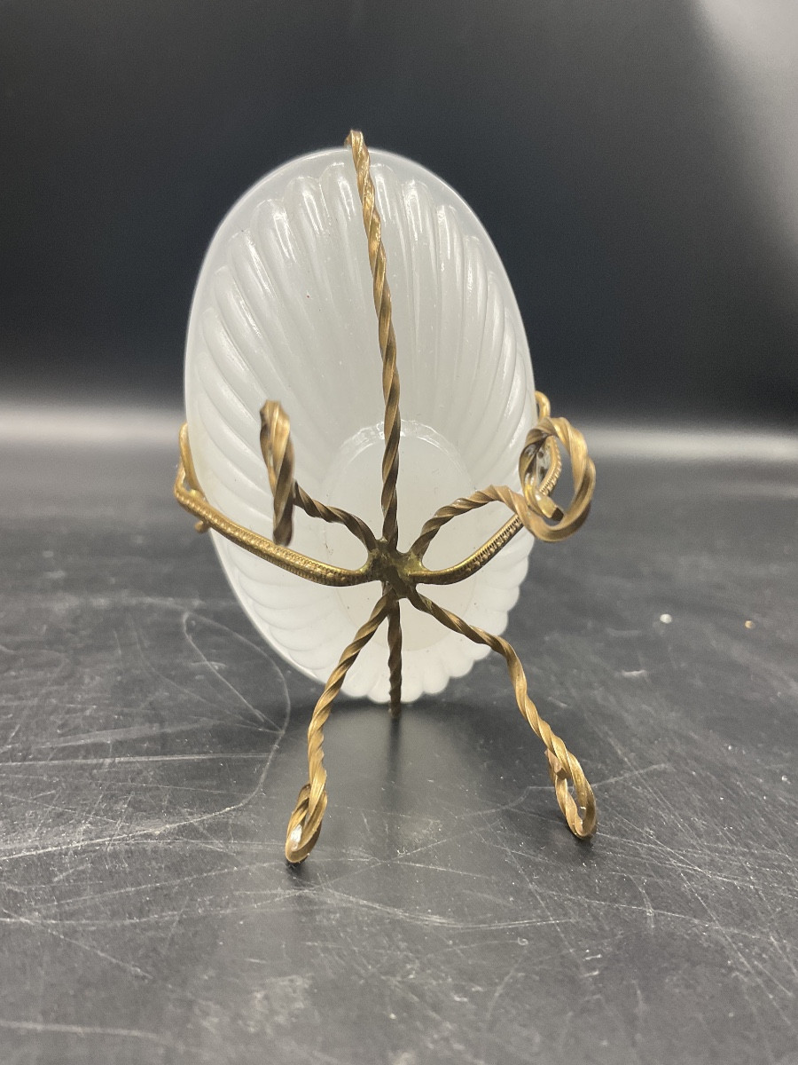 Baguier en forme de panier en opaline blanche godronnée et sa monture torsadée en laiton dorée.-photo-6