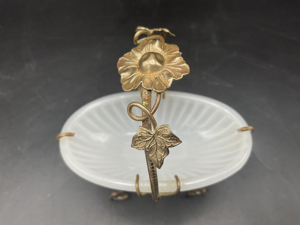 Baguier en forme de panier en opaline blanche godronnée et sa monture torsadée en laiton dorée.-photo-7