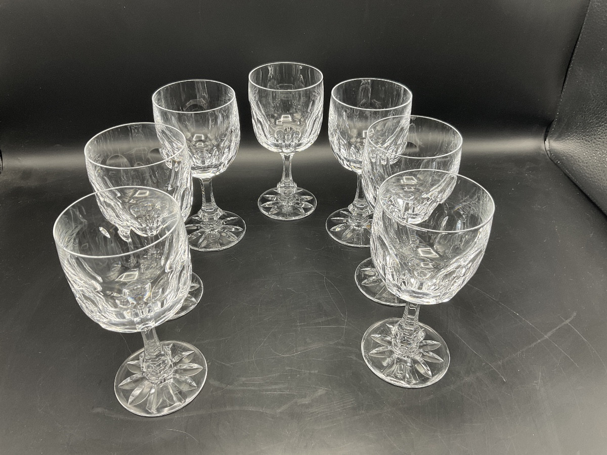 Sept verres à vin rouge en cristal incolore taillées de la cristallerie de Daum modèle Chinon.-photo-2