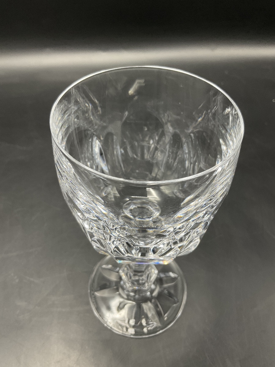 Sept verres à vin rouge en cristal incolore taillées de la cristallerie de Daum modèle Chinon.-photo-4