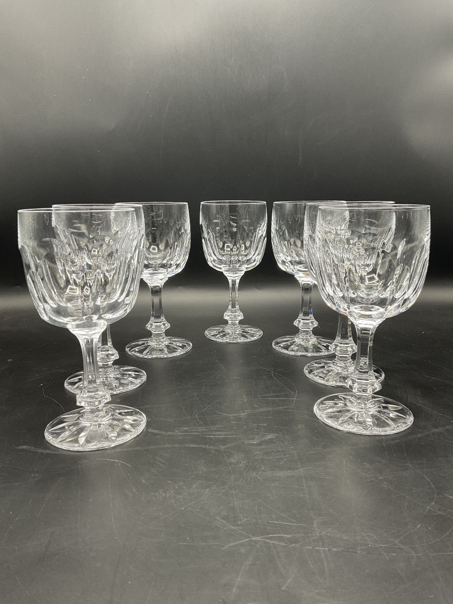 Sept verres à vin rouge en cristal incolore taillées de la cristallerie de Daum modèle Chinon.