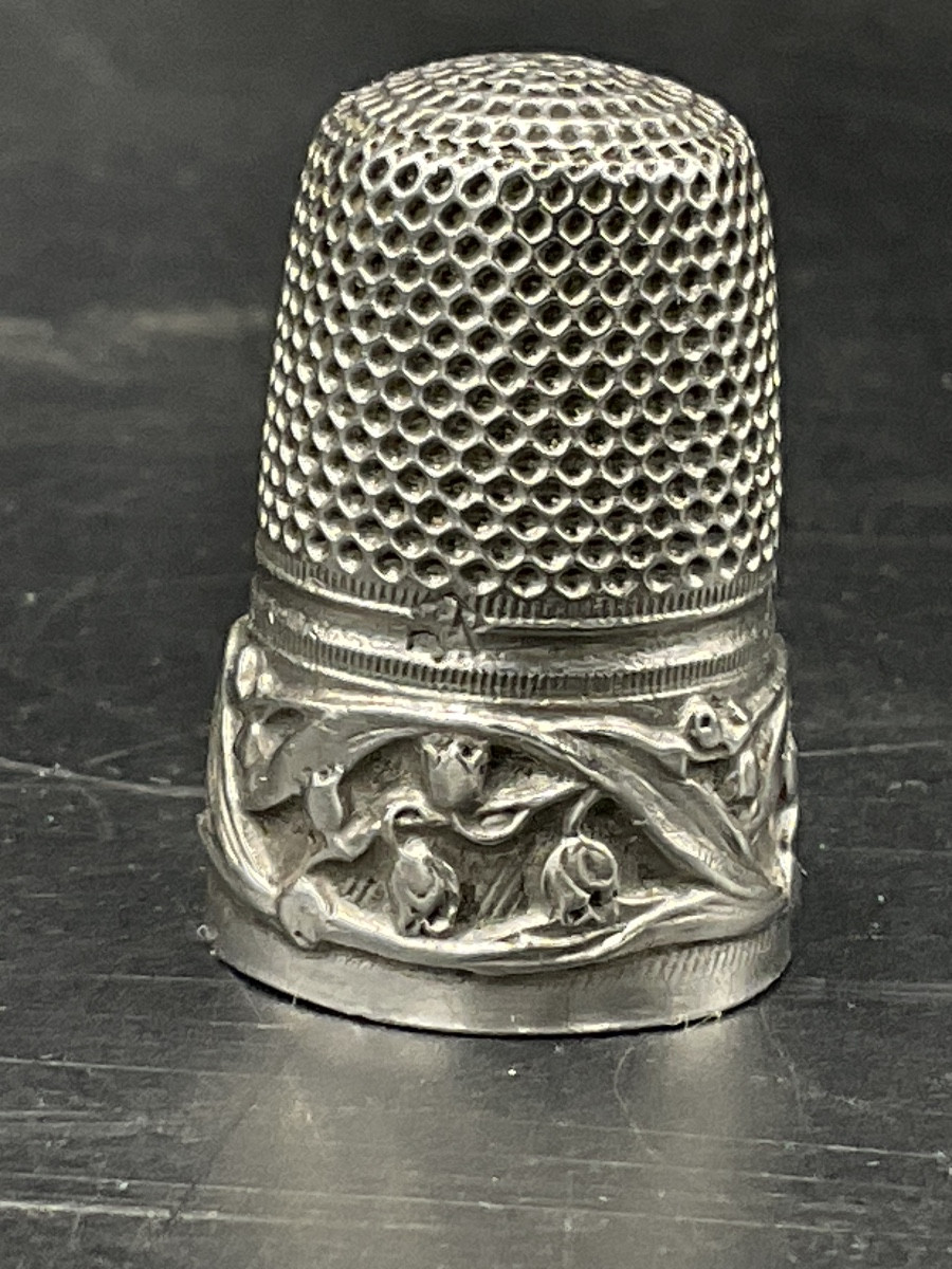 Dé à coudre en argent massif représentant un décor de branche de muguet et son feuillage.-photo-2