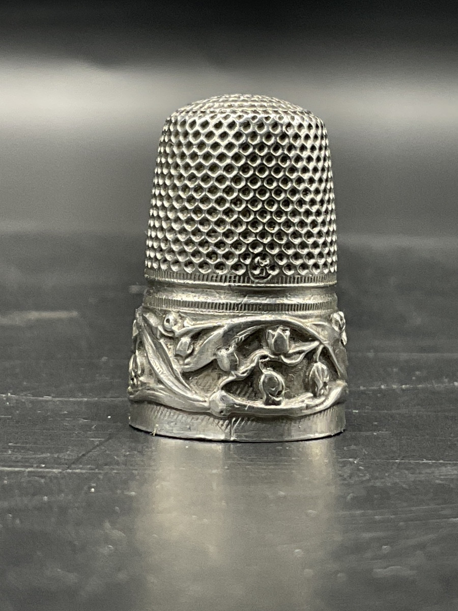 Dé à coudre en argent massif représentant un décor de branche de muguet et son feuillage.-photo-3