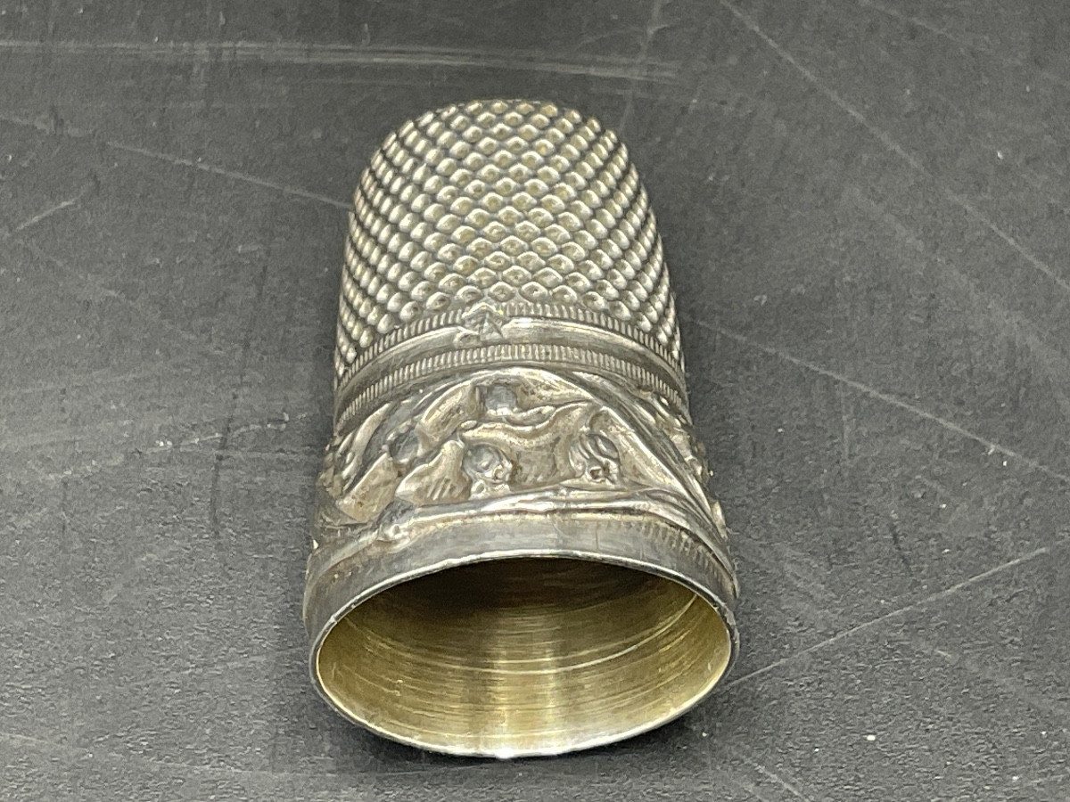 Dé à coudre en argent massif représentant un décor de branche de muguet et son feuillage.-photo-5