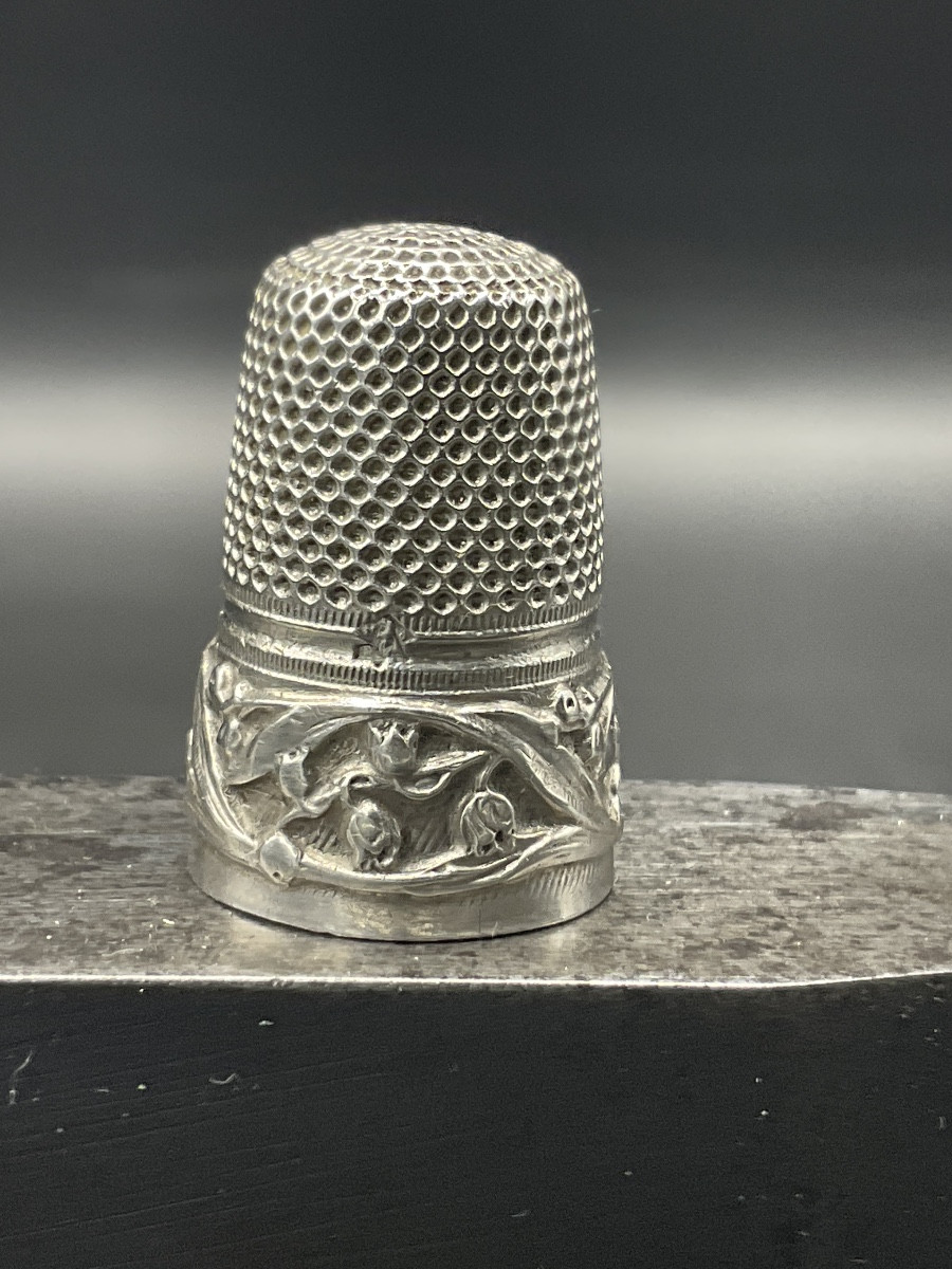 Dé à coudre en argent massif représentant un décor de branche de muguet et son feuillage.-photo-8