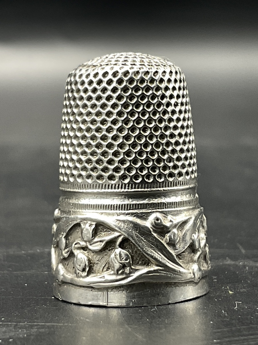 Dé à coudre en argent massif représentant un décor de branche de muguet et son feuillage.