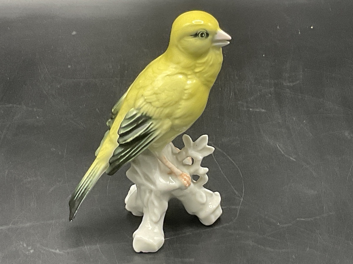 Canari perché sur une branche en porcelaine polychrome de la manufacture de Karl ENS.-photo-2