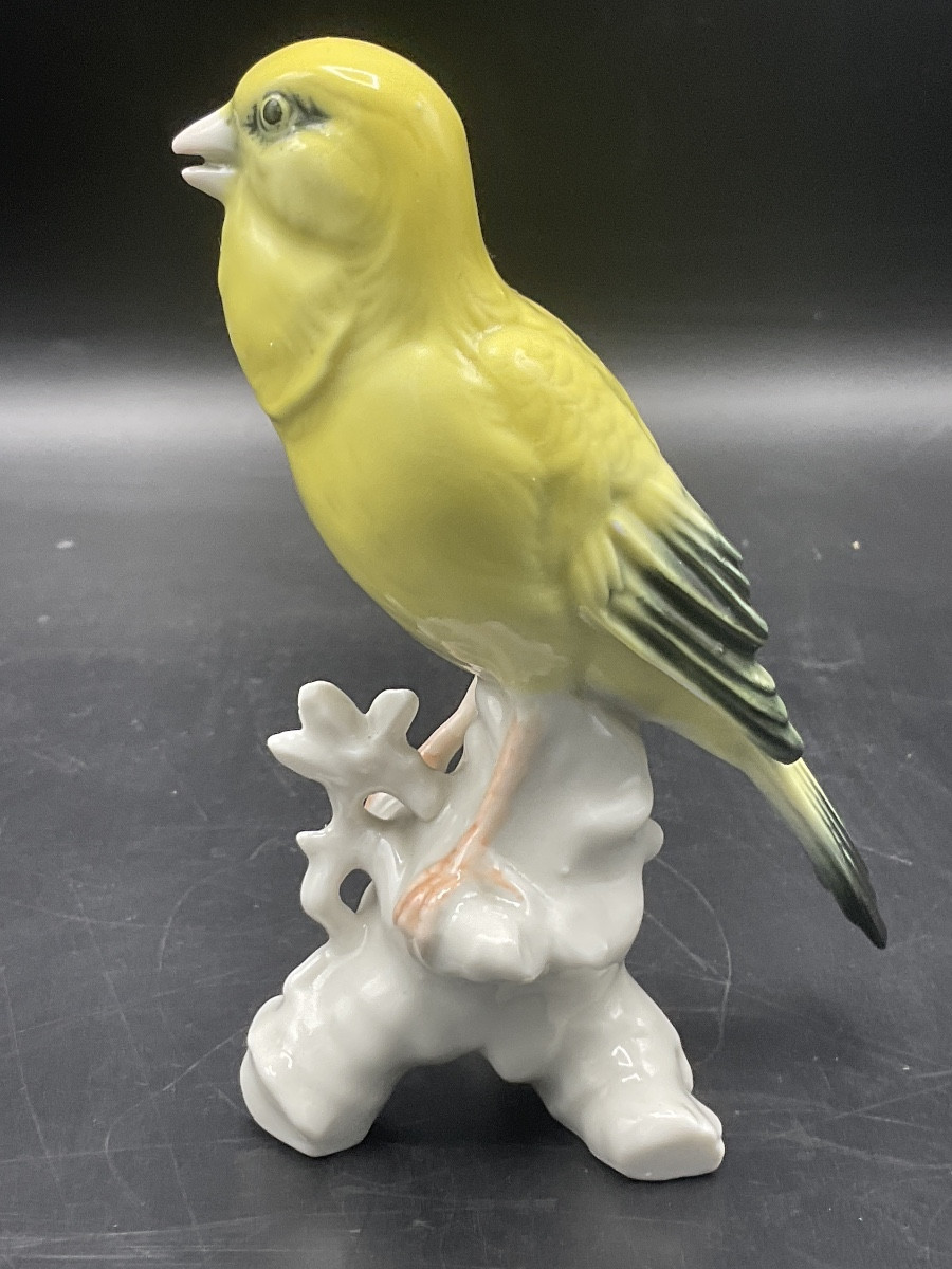 Canari perché sur une branche en porcelaine polychrome de la manufacture de Karl ENS.-photo-3