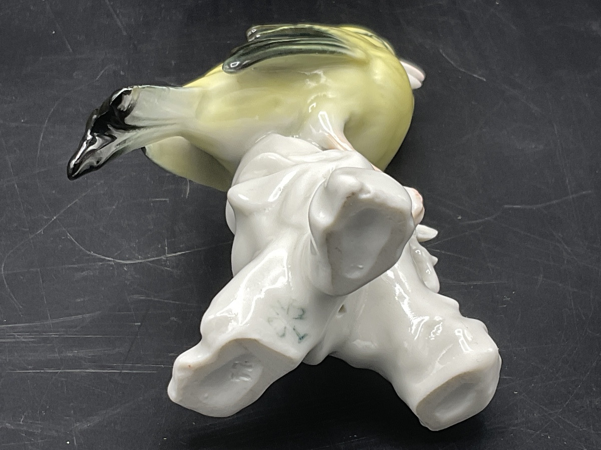 Canari perché sur une branche en porcelaine polychrome de la manufacture de Karl ENS.-photo-4