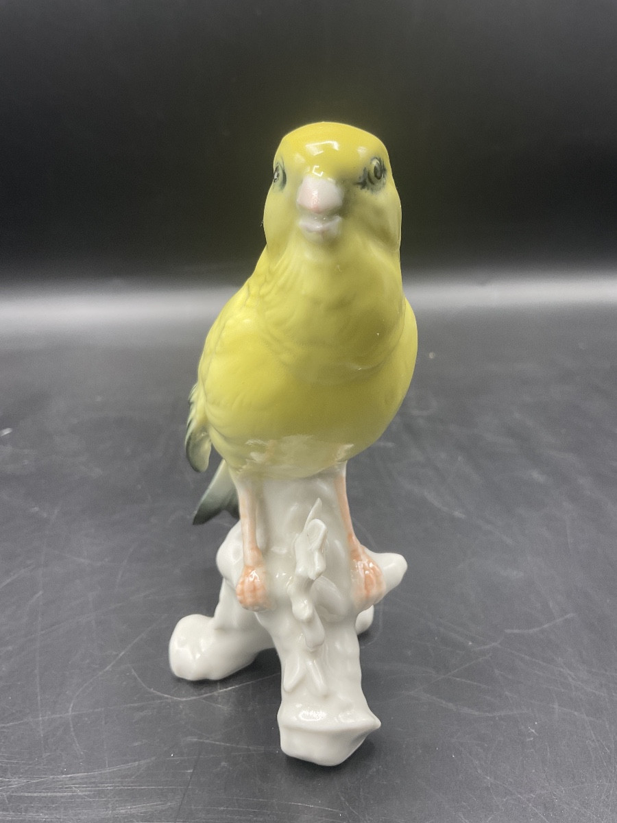 Canari perché sur une branche en porcelaine polychrome de la manufacture de Karl ENS.-photo-1